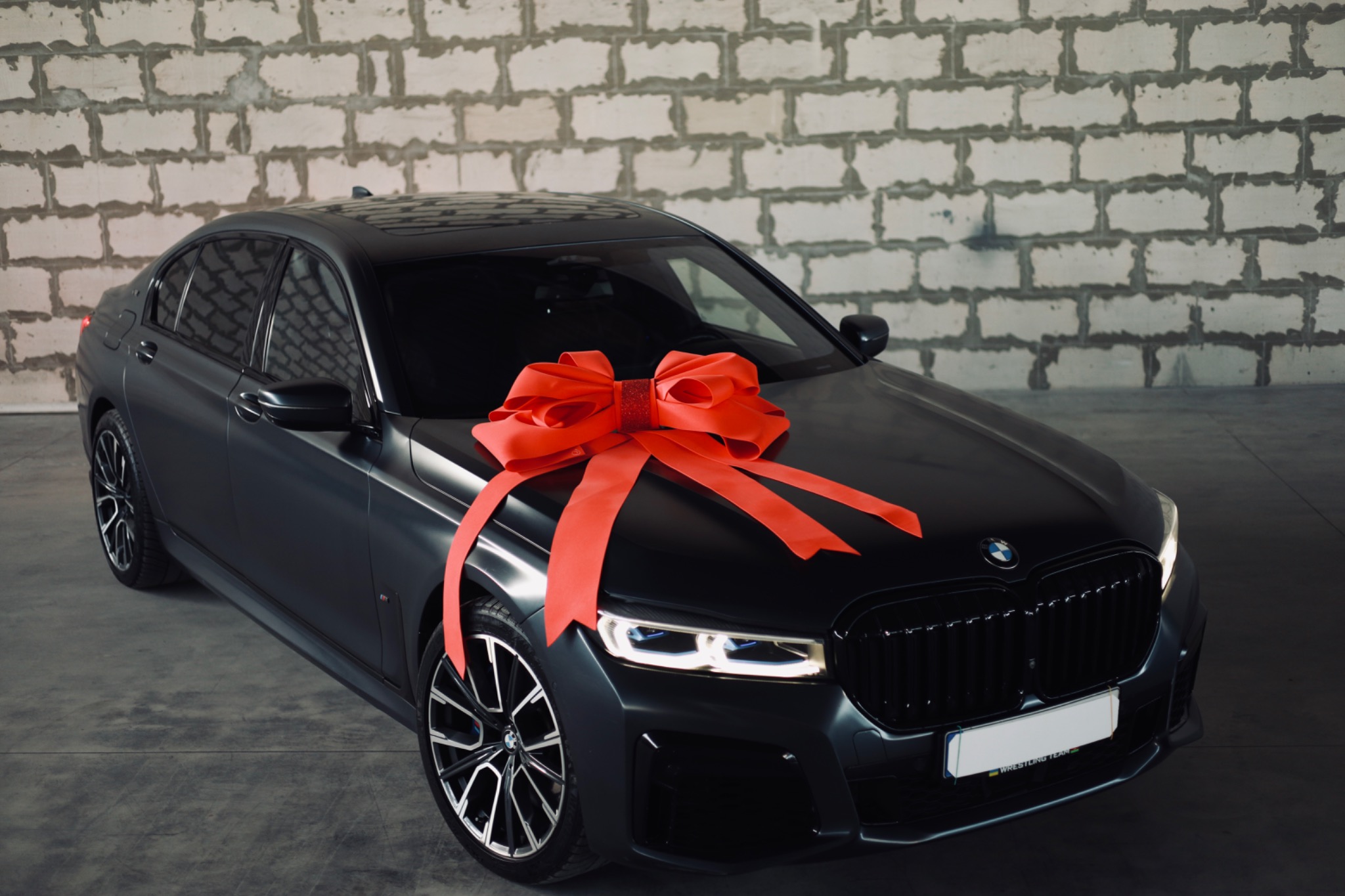 BMW з червоним бантом