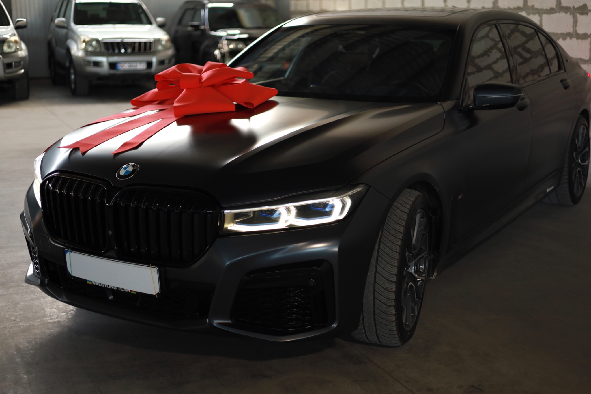 Деталь капота BMW